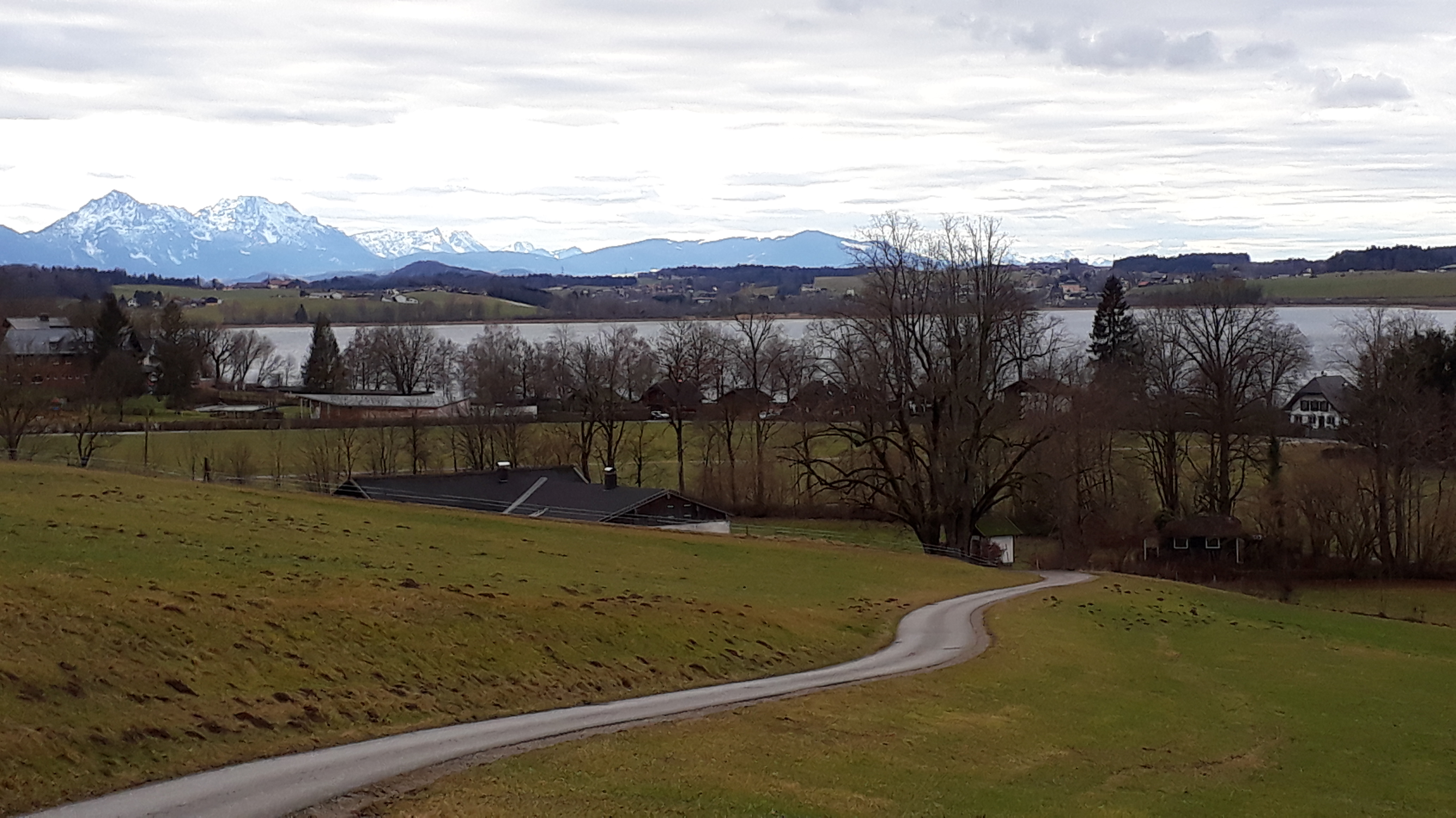 Dieses Bild hat ein leeres alt-Attribut; sein Dateiname ist 2020-08-wallersee.jpg.