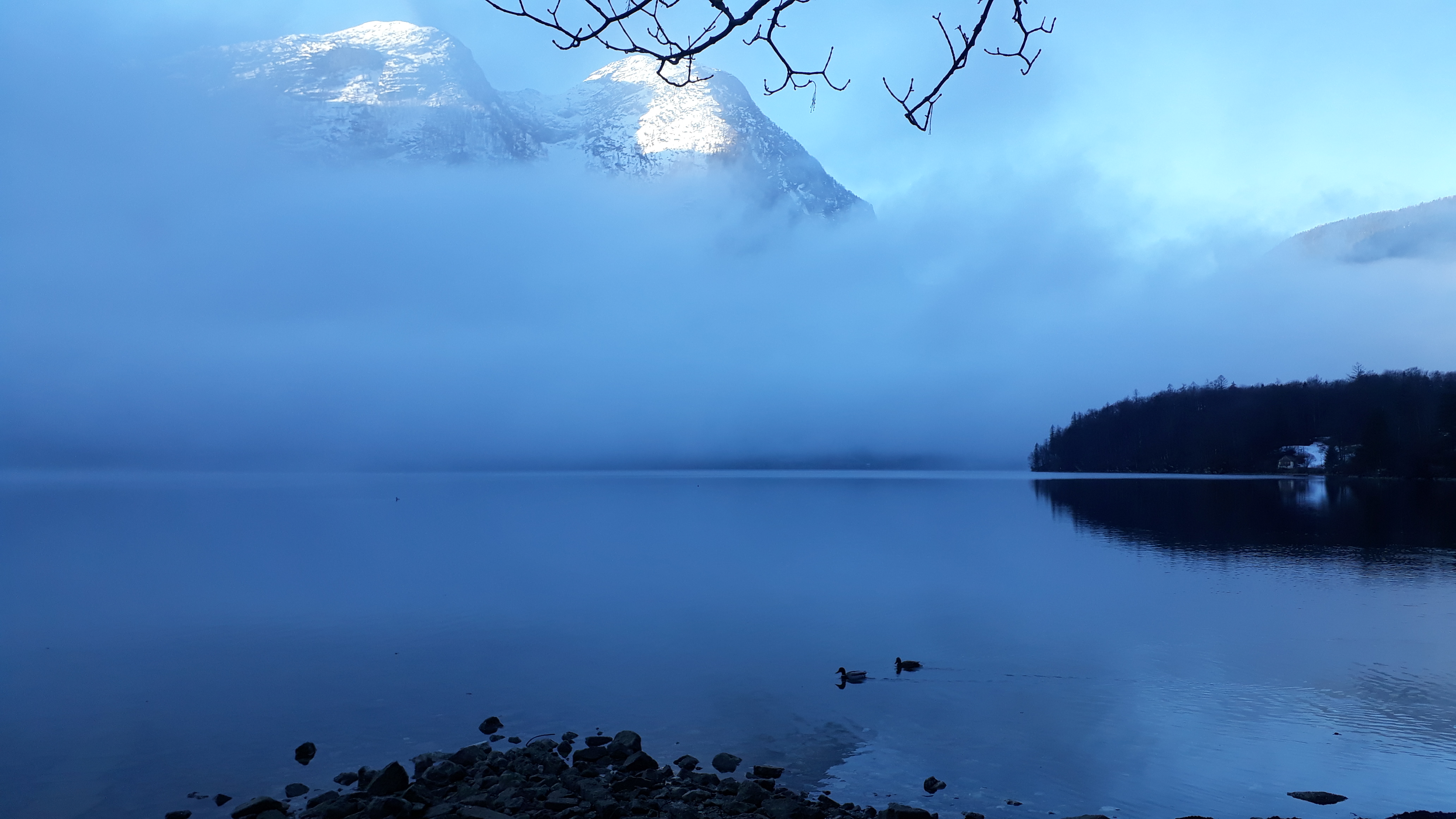 Dieses Bild hat ein leeres alt-Attribut; sein Dateiname ist 2020-10-hallstaetter-see-1.jpg.