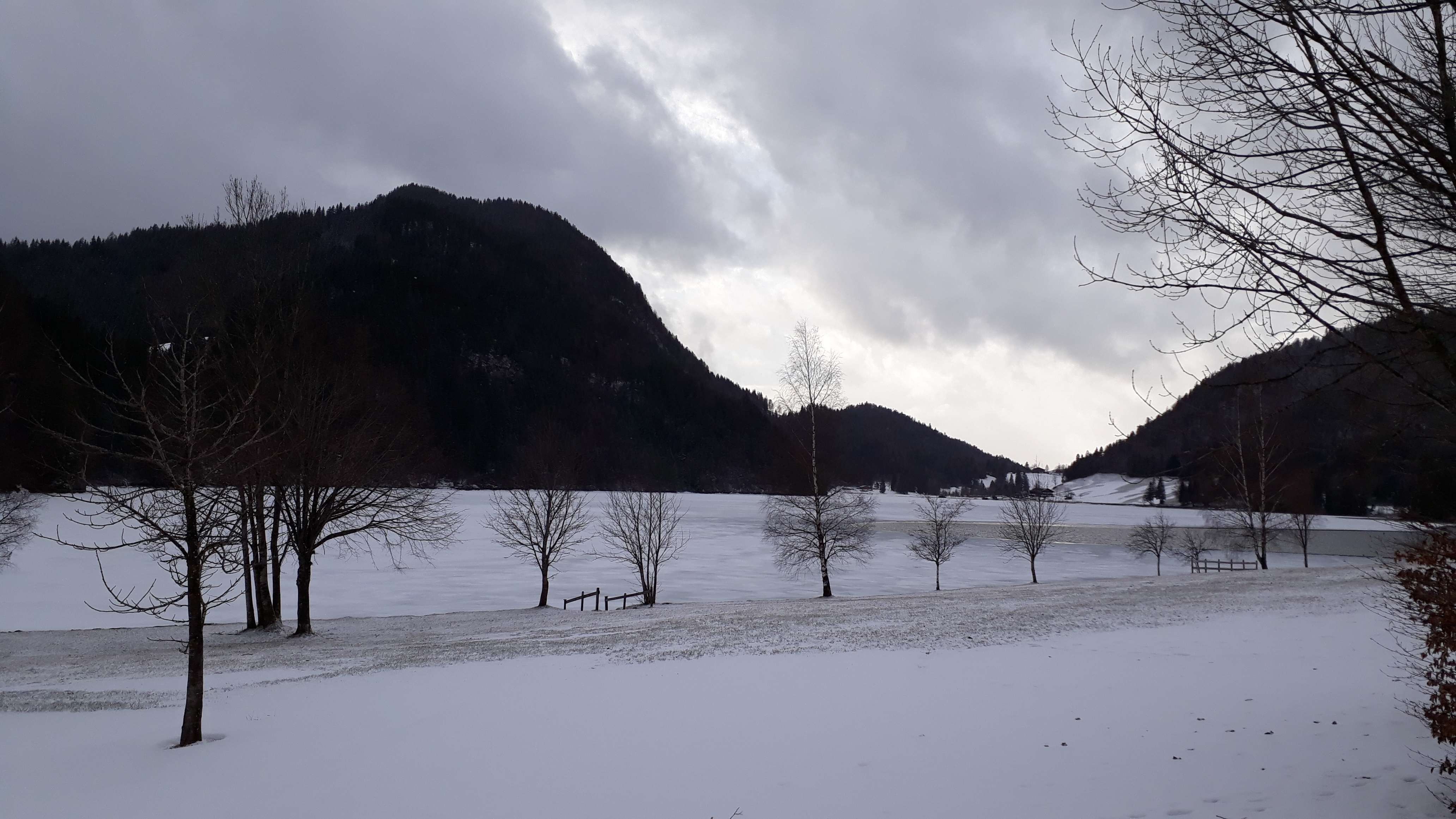 Dieses Bild hat ein leeres alt-Attribut; sein Dateiname ist 2020-23-hintersteiner-see.jpg.