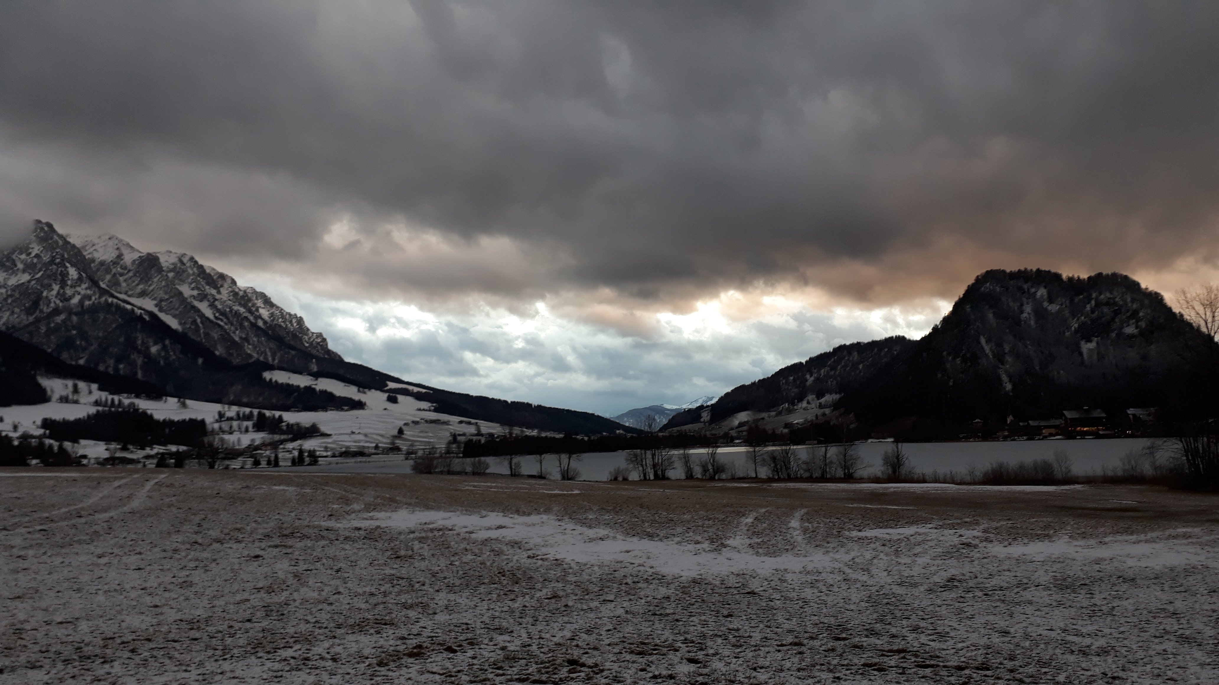 Dieses Bild hat ein leeres alt-Attribut; sein Dateiname ist 2020-24-walchsee.jpg.